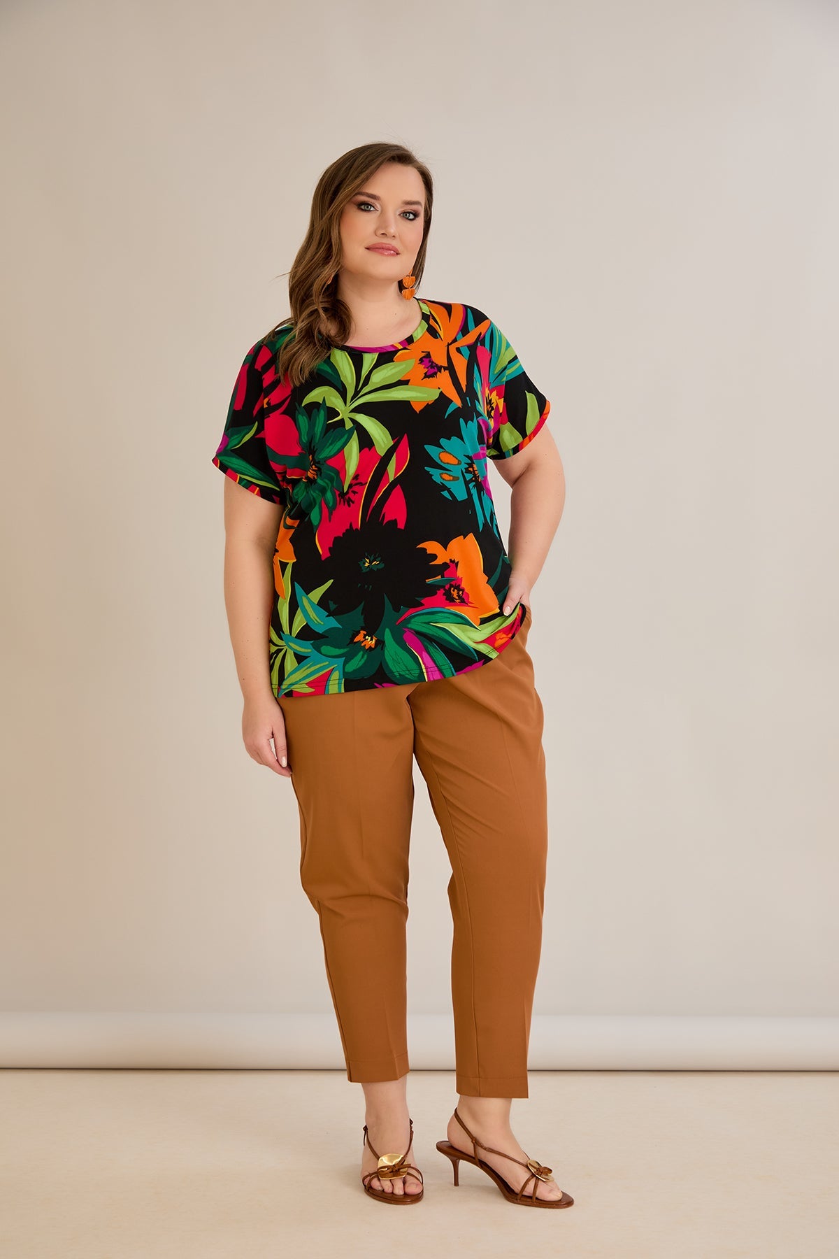 Elastisches Sommer-Shirt mit buntem Print