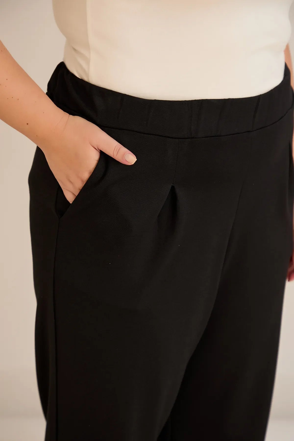 Elastische Viskosehose mit Biesen – Schwarz