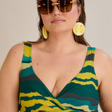 Badeanzug mit V-Ausschnitt und drapierter Front - Tropic – Multifarbe