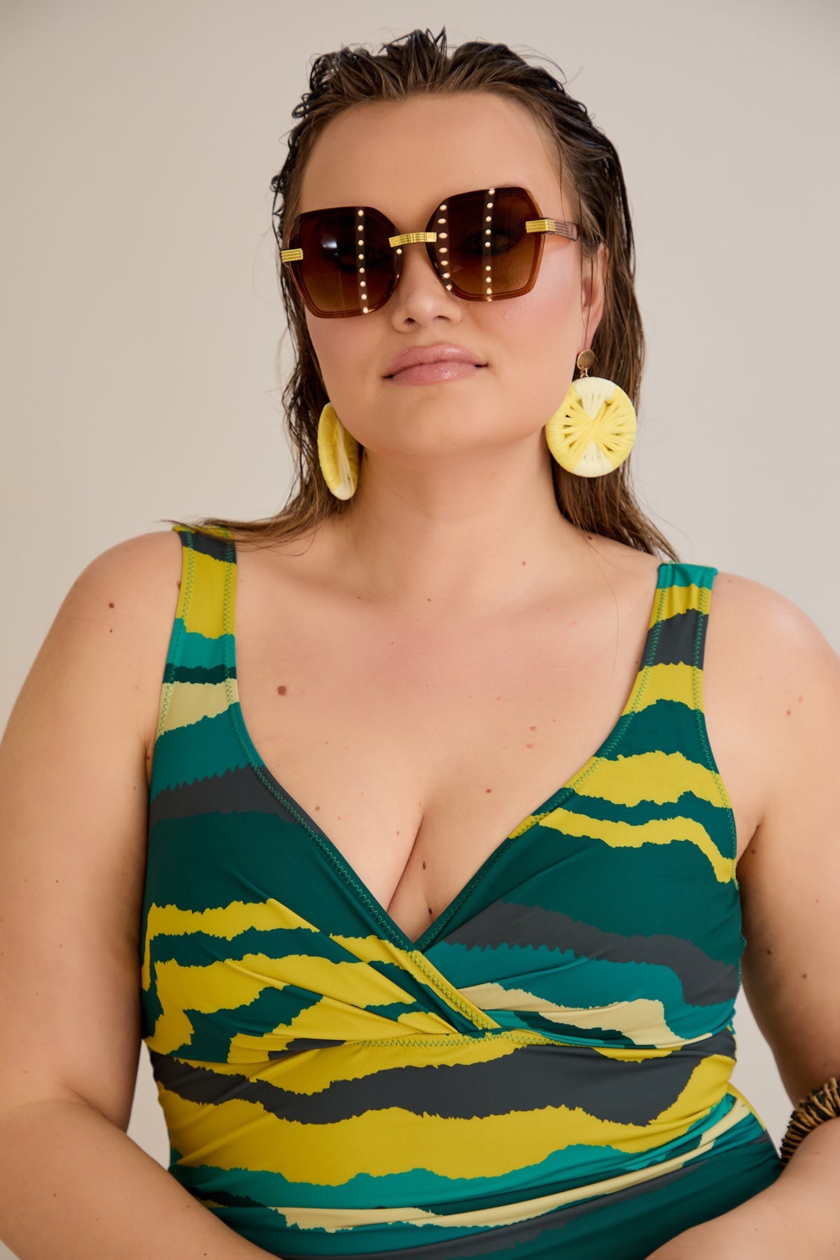 Badeanzug mit V-Ausschnitt und drapierter Front - Tropic – Multifarbe