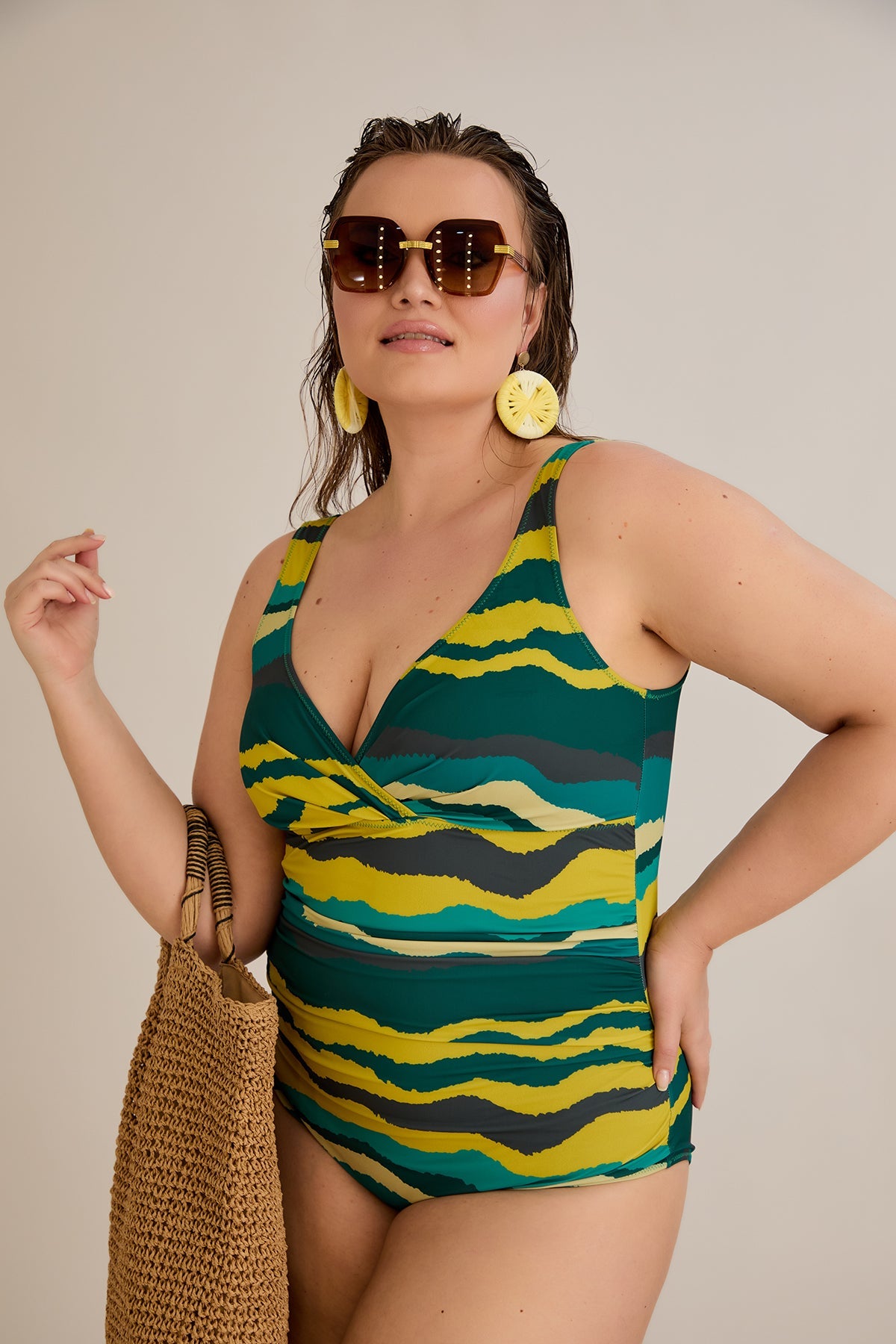 Badeanzug mit V-Ausschnitt und drapierter Front - Tropic – Multifarbe
