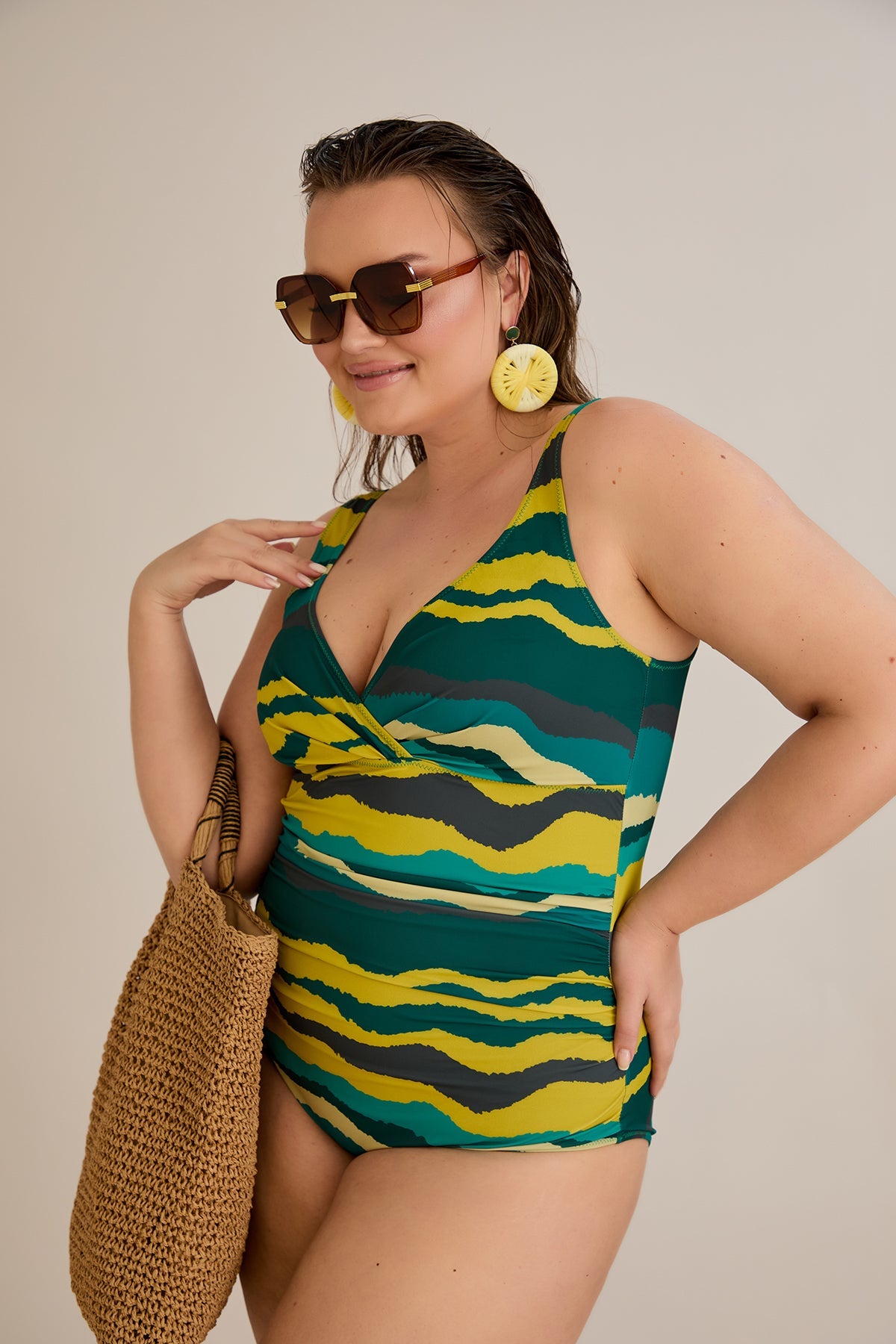 Badeanzug mit V-Ausschnitt und drapierter Front - Tropic – Multifarbe