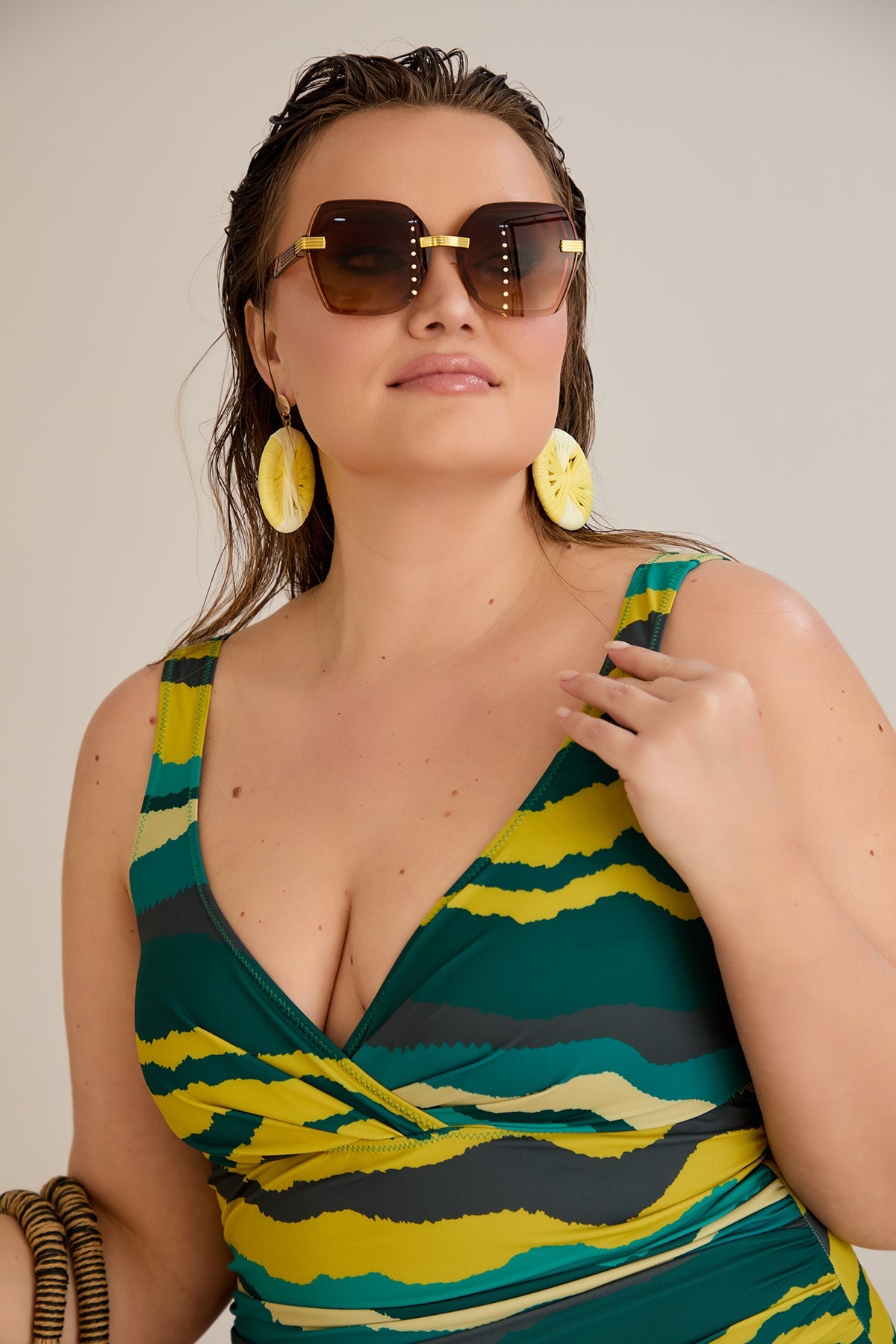 Badeanzug mit V-Ausschnitt und drapierter Front - Tropic – Multifarbe