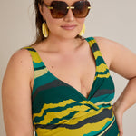 Badeanzug mit V-Ausschnitt und drapierter Front - Tropic – Multifarbe