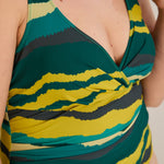 Badeanzug mit V-Ausschnitt und drapierter Front - Tropic – Multifarbe