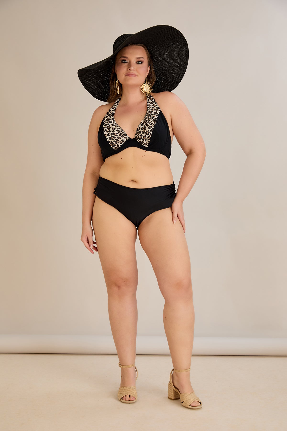 Bikini-slip mid-waist mit seitlicher Raffung – Schwarz