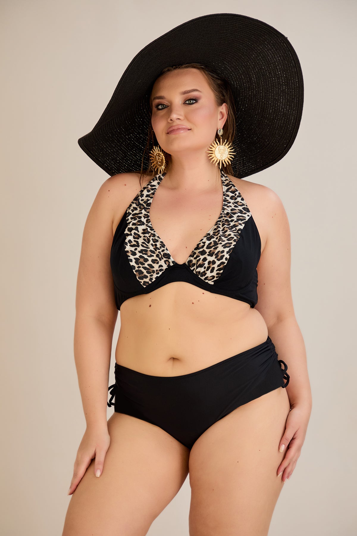 Bikini-slip mid-waist mit seitlicher Raffung – Schwarz
