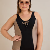 Badeanzug mit Bustier-Polstern und Zierband - Sahara – Multifarbe