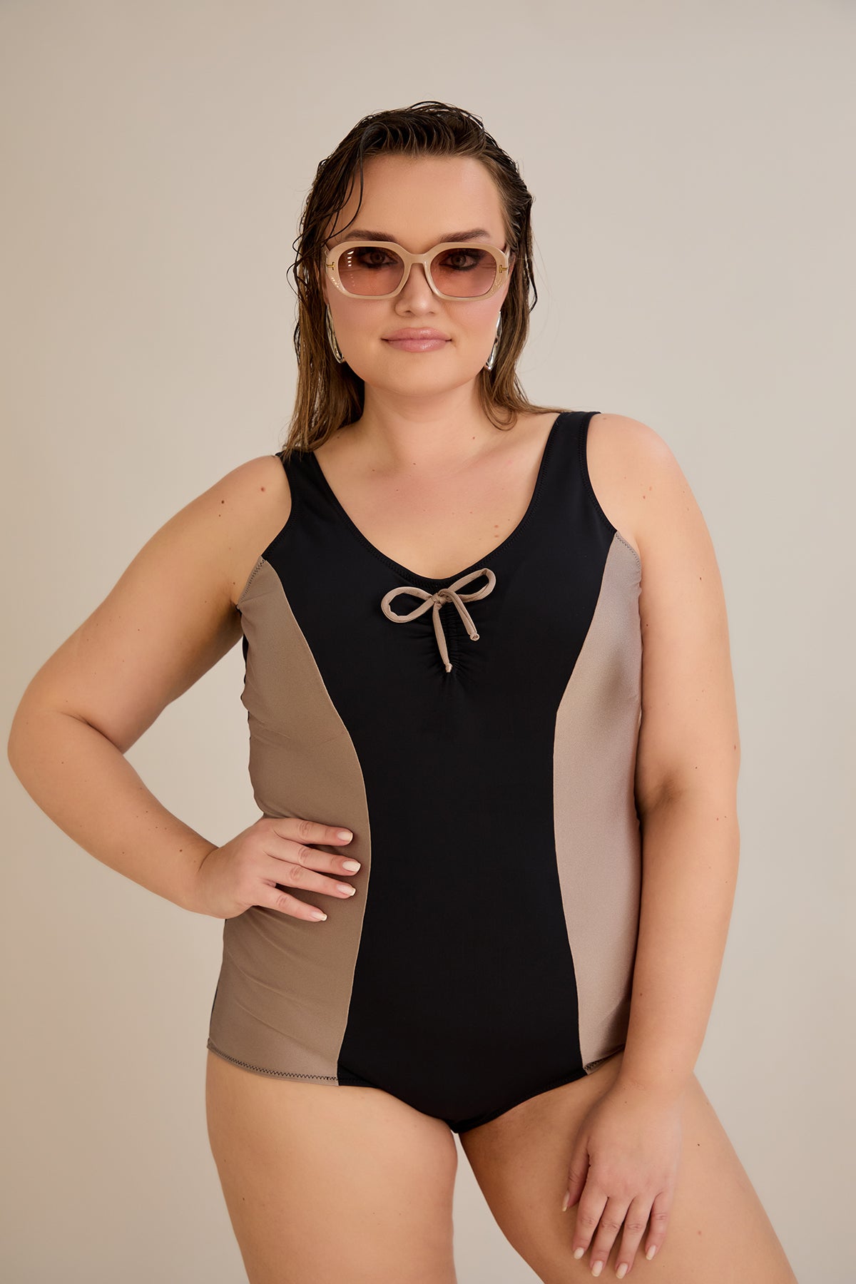 Badeanzug mit Bustier-Polstern und Zierband - Sahara – Multifarbe