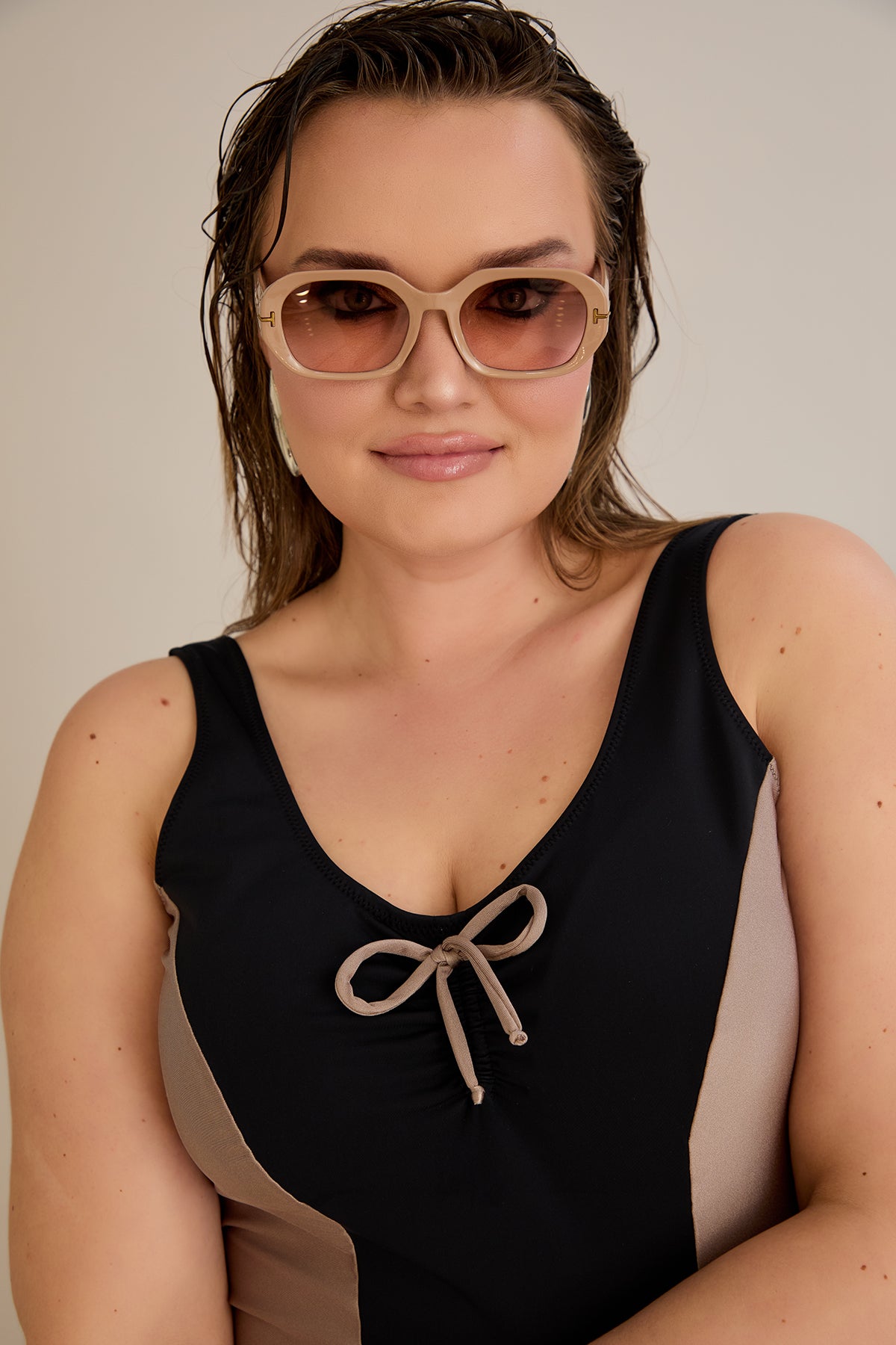 Badeanzug mit Bustier-Polstern und Zierband - Sahara – Multifarbe