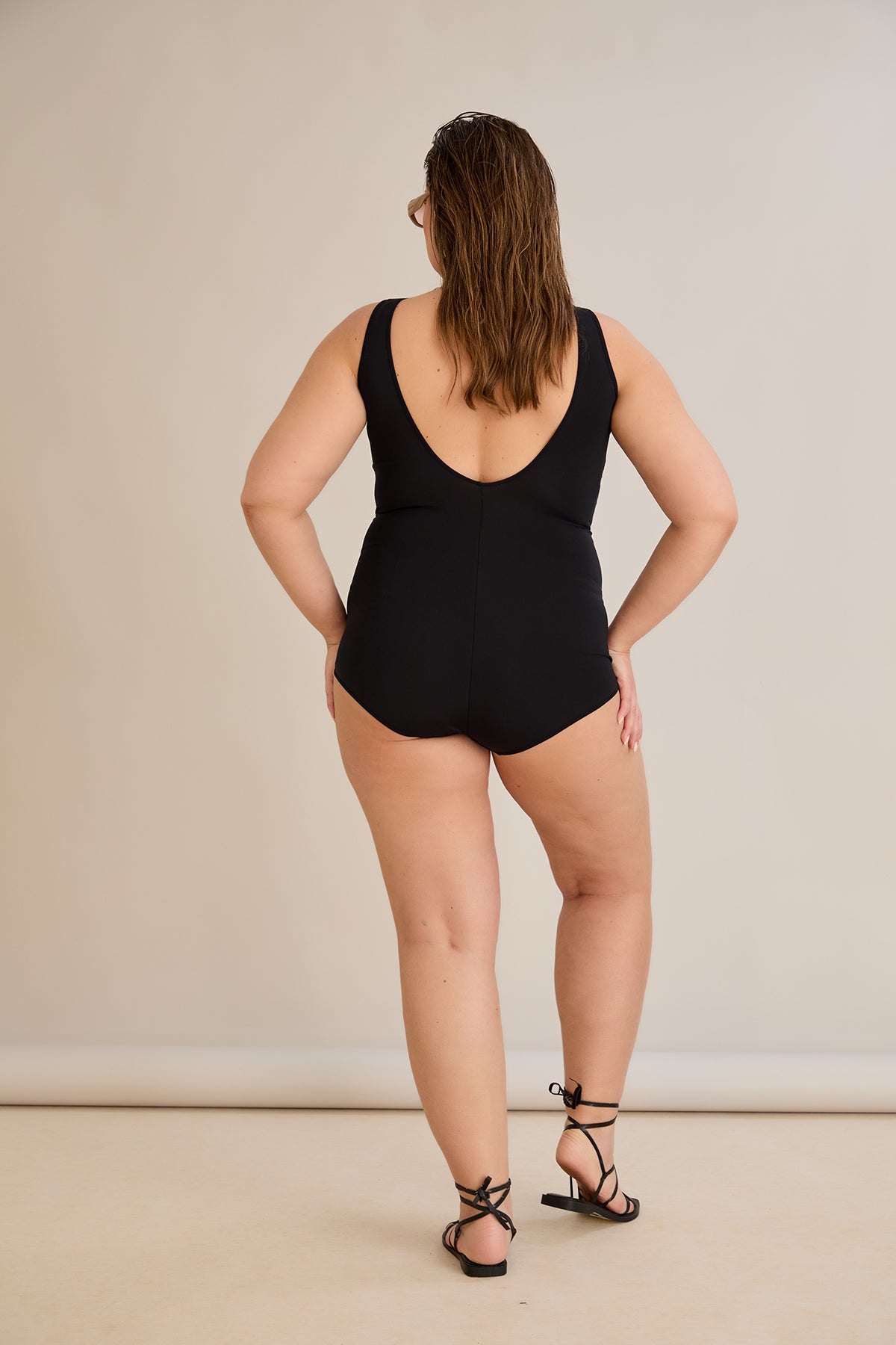 Badeanzug mit Bustier-Polstern und Zierband - Sahara – Multifarbe