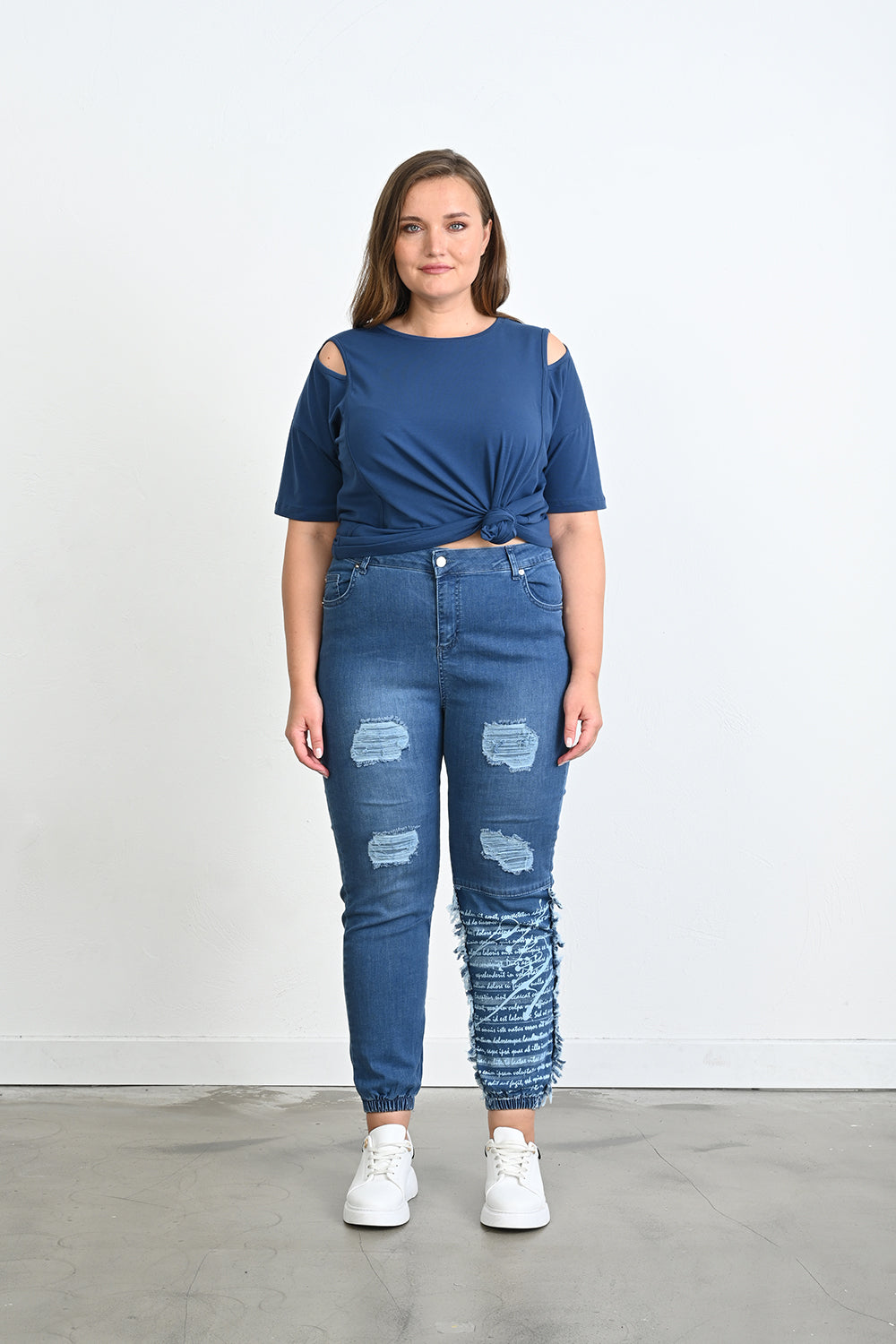 Jeans mit modernen Rissen