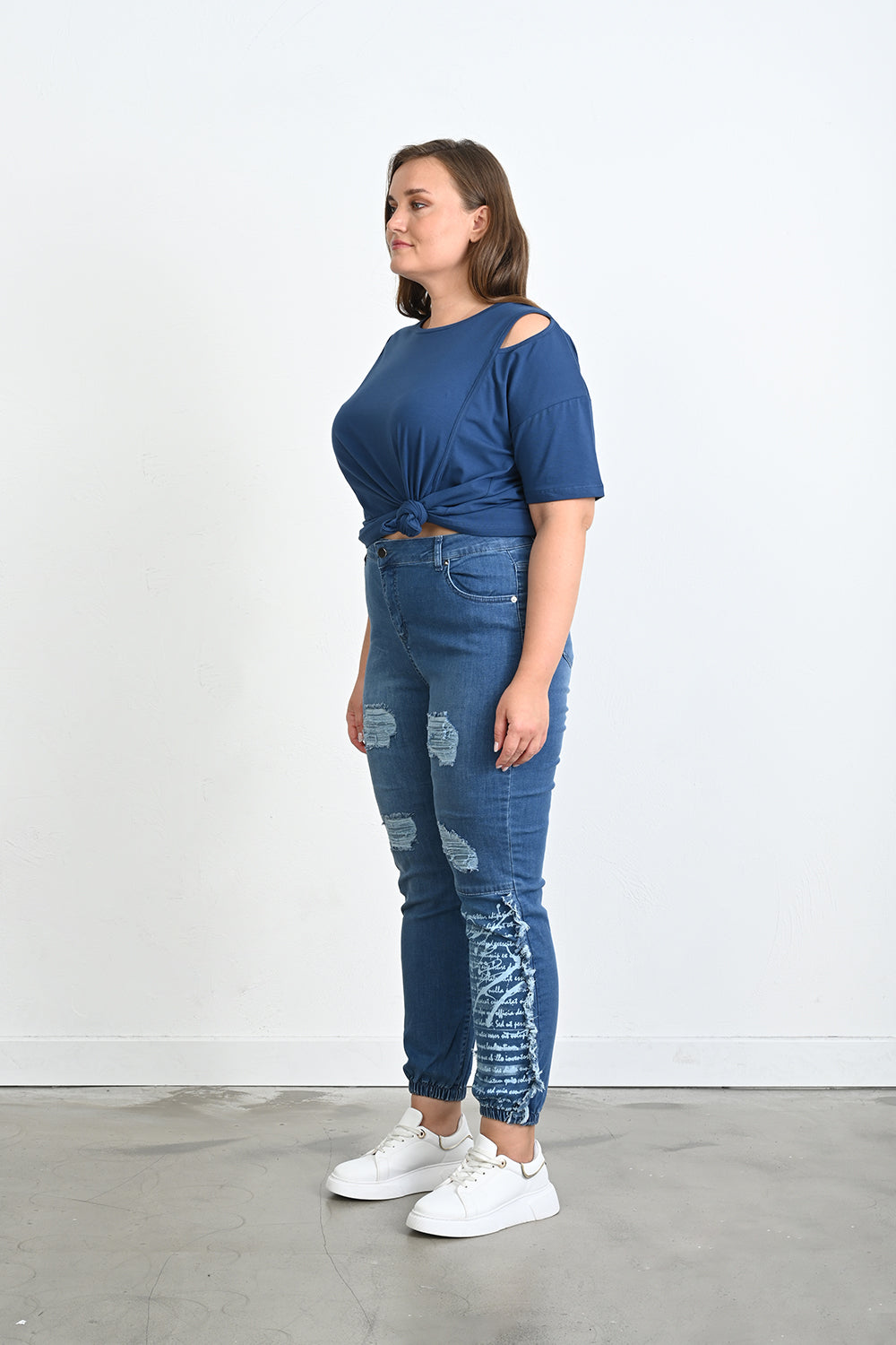 Jeans mit modernen Rissen