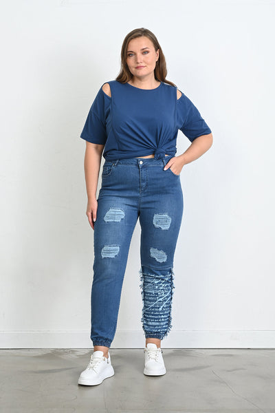 Jeans mit modernen Rissen