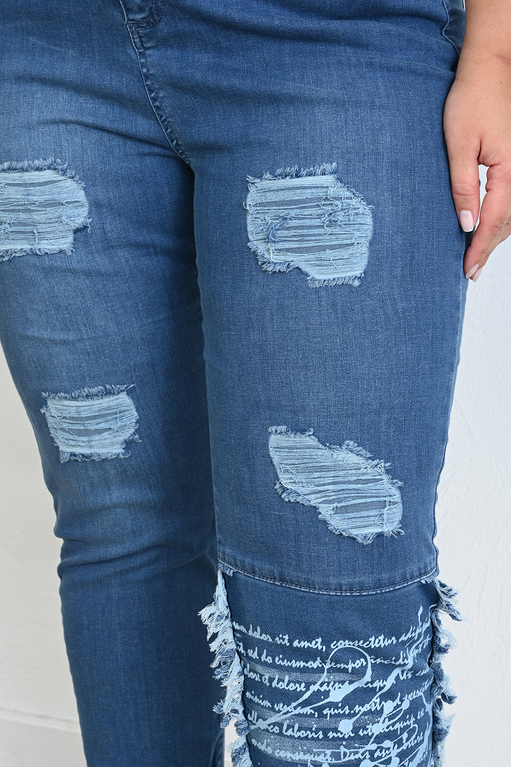 Jeans mit modernen Rissen