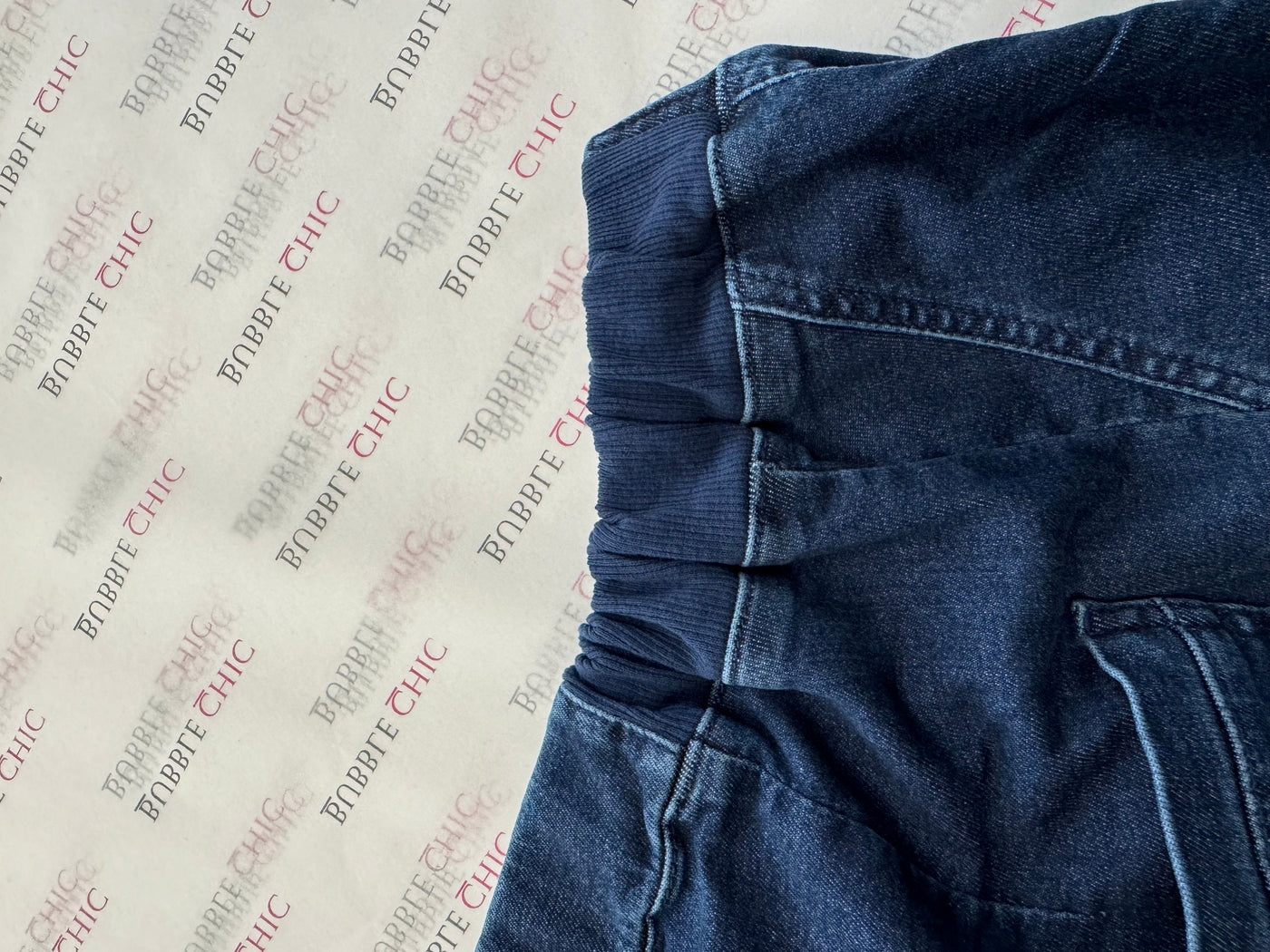 Jeans mit Vordernaht und elastischem Bund