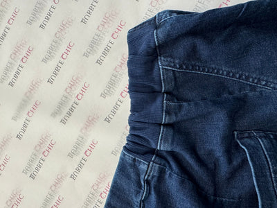 Jeans mit Vordernaht und elastischem Bund