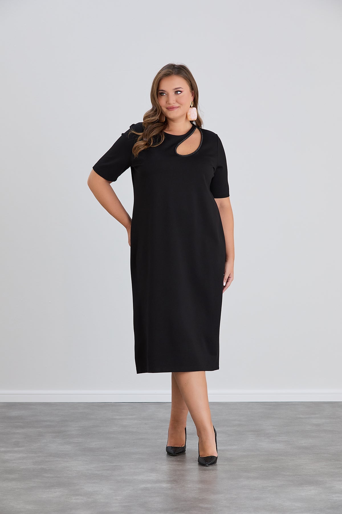 Attraktives Kleid mit Cut-Outs und zarten Schmucksteinen in großen Größen