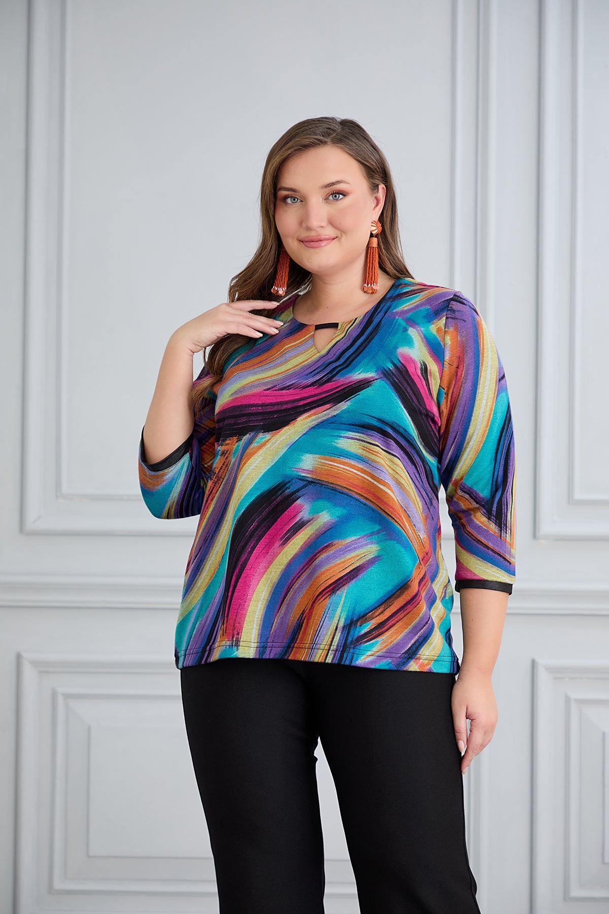 Bluse mit Cut-Out-Dekolleté und farbigem Muster in Übergrößen