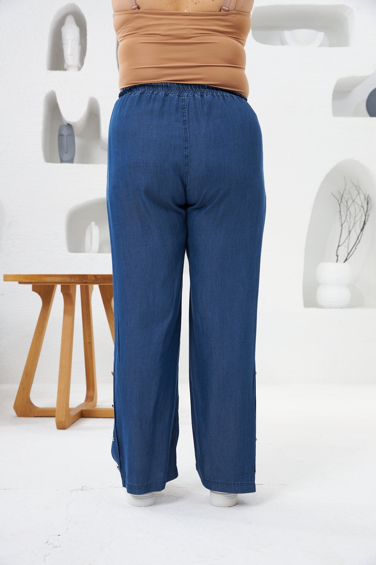 Weit geschnittene Jeans aus Tencel mit Akzentknöpfen