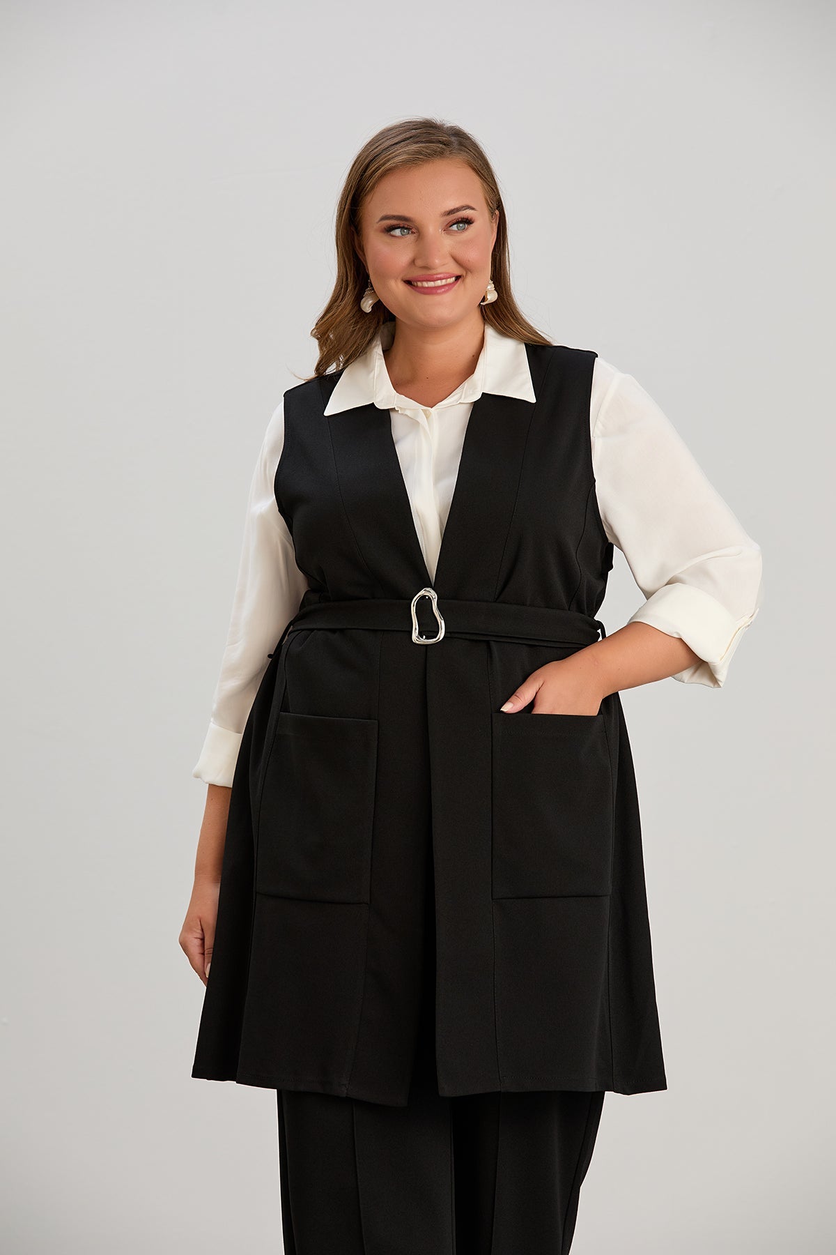 Elegante Weste aus Georgette mit Gürtel in grosse Grossen