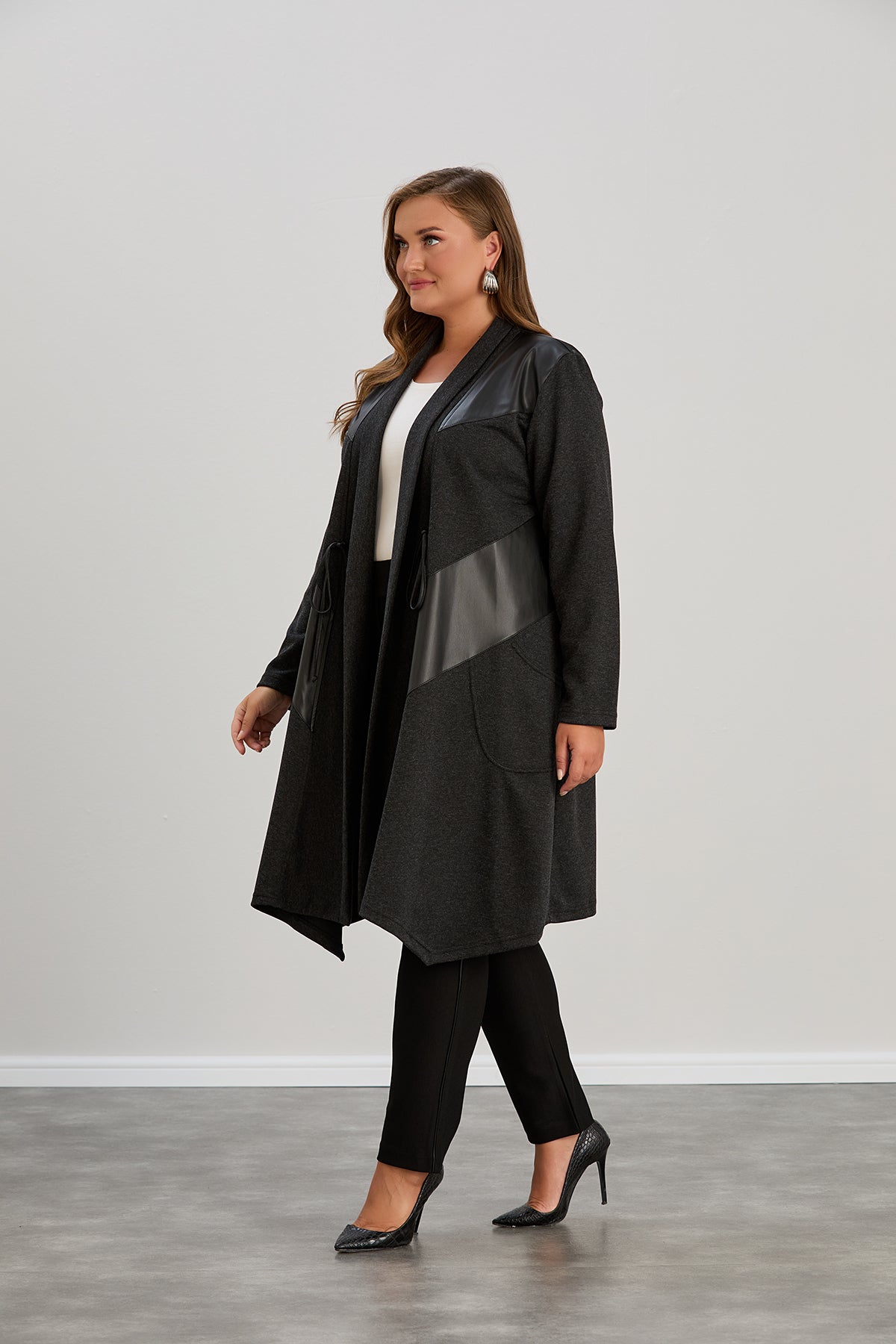 Elegante lange Strickjacke mit Leder und Bindebändern in grosse Grossen