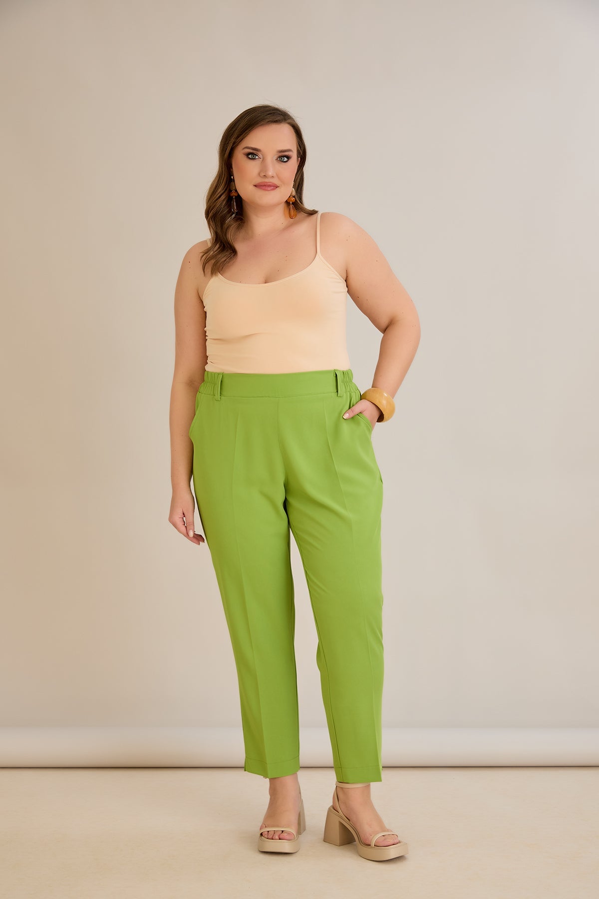 Elastische grüne Hose in großen Größen