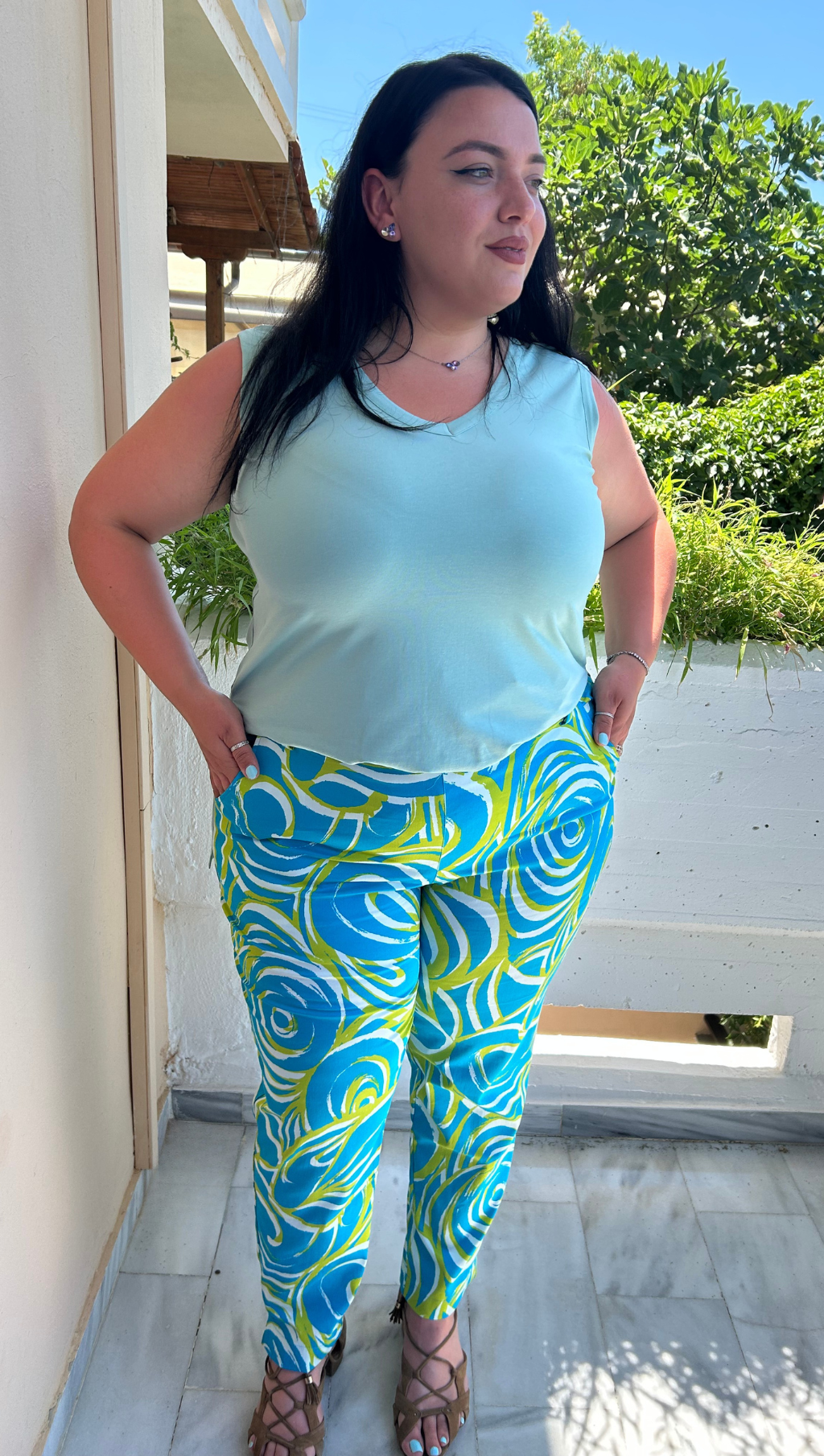 Elastische Hose mit Print und Gummibund – große Größen