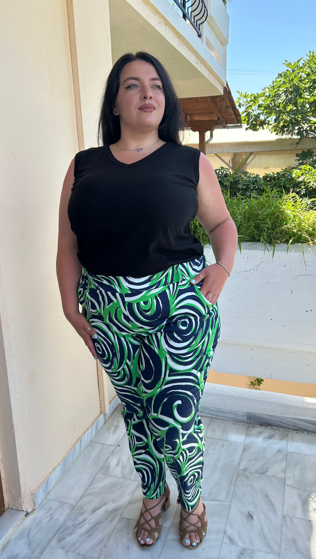 Elastische Hose mit Print und Gummibund – große Größen