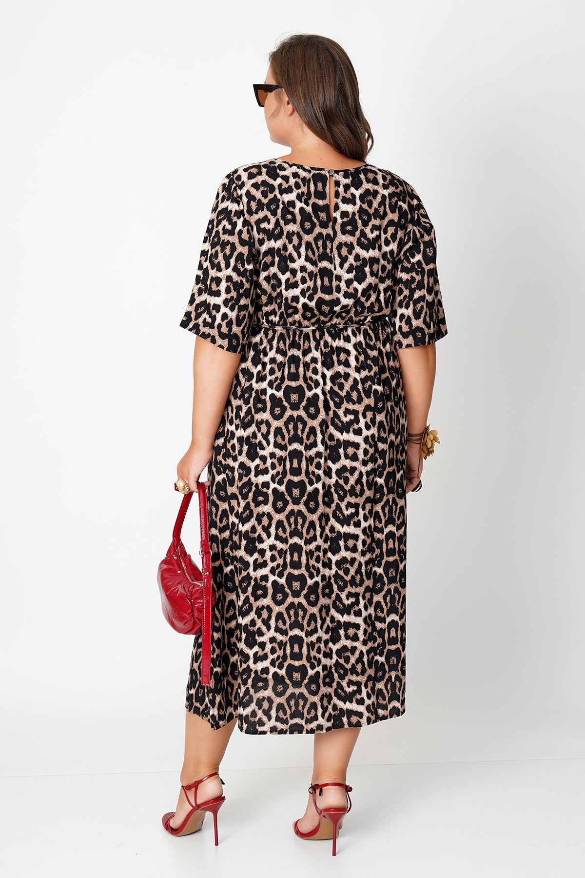 Kleid aus Viskose mit Leopardenmuster.