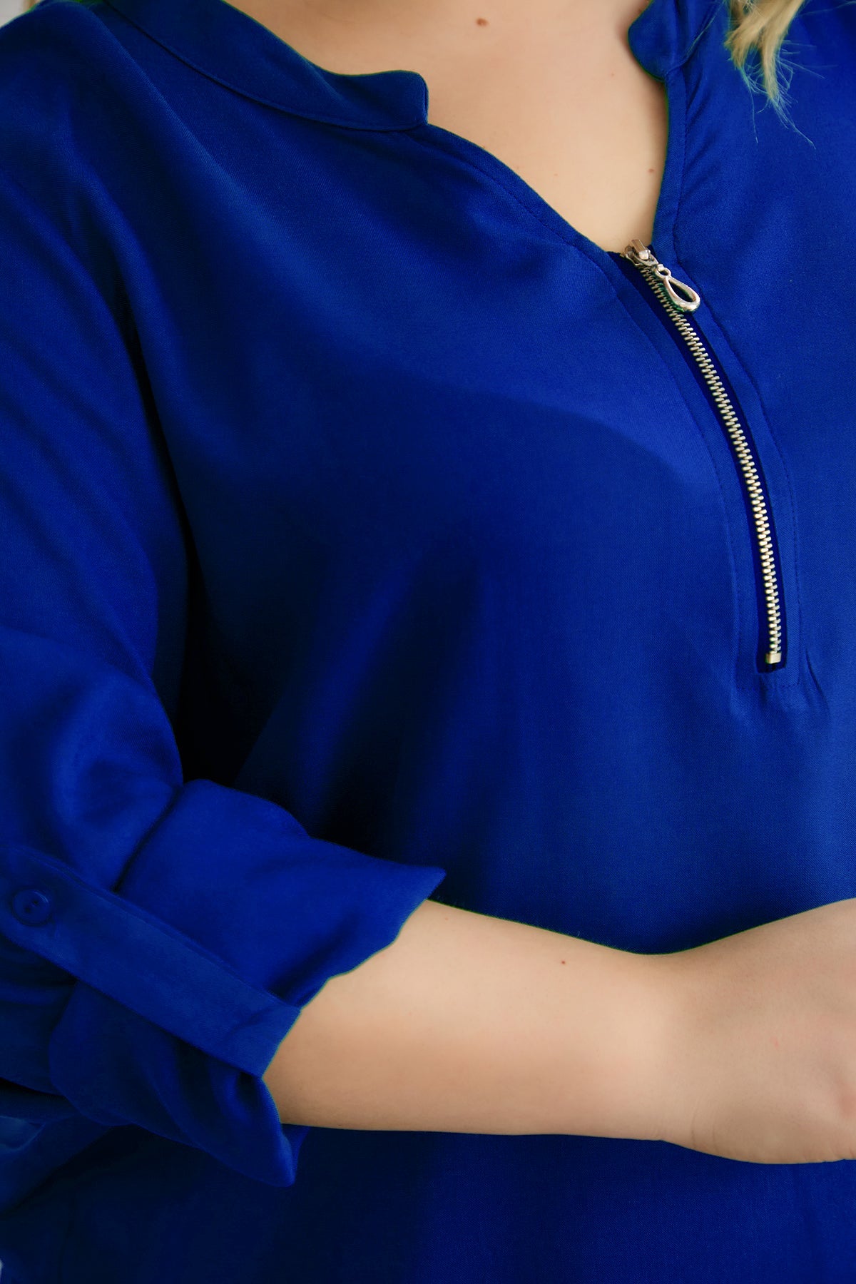 Bluse aus Viskose mit Reißverschluss am Halsausschnitt - Blau