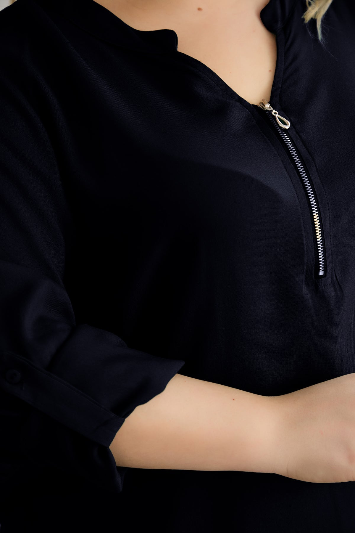 Viskosebluse mit Reißverschluss am Ausschnitt - Schwarz