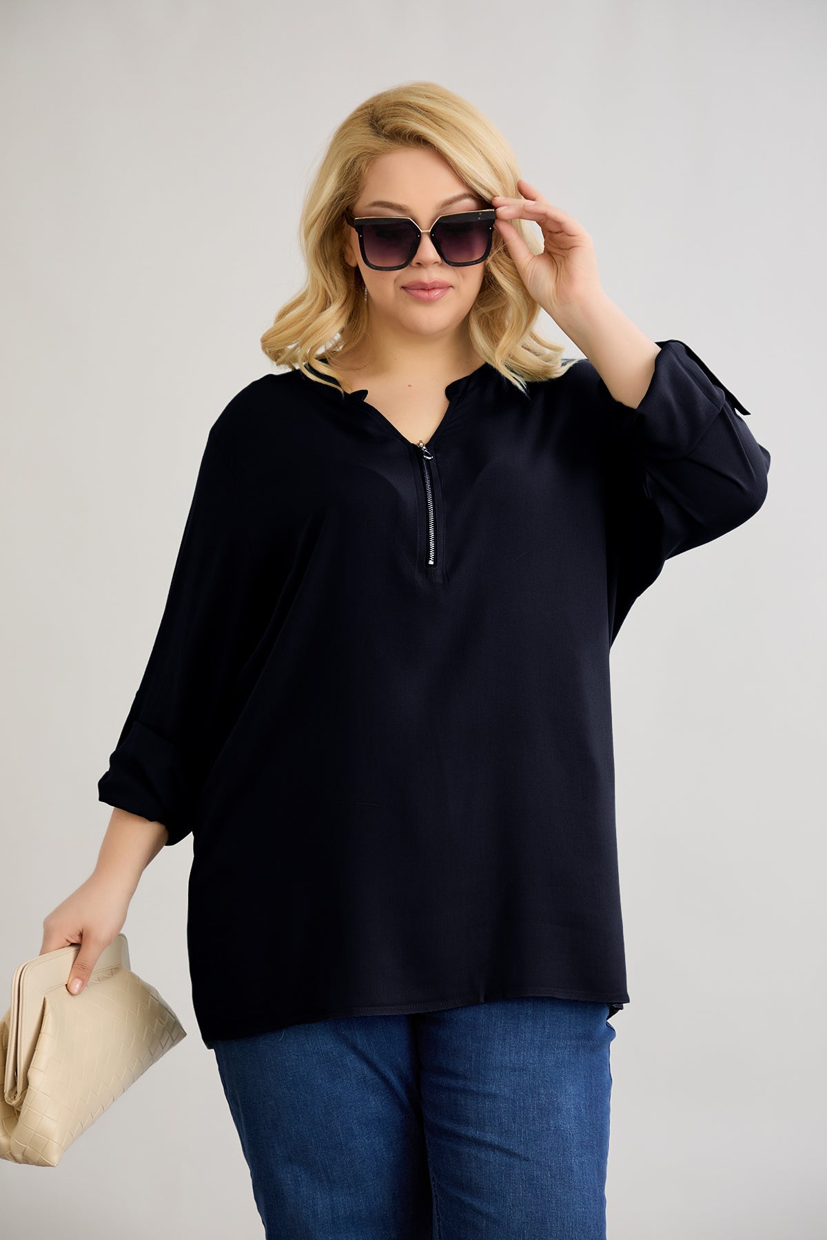 Viskosebluse mit Reißverschluss am Ausschnitt - Schwarz