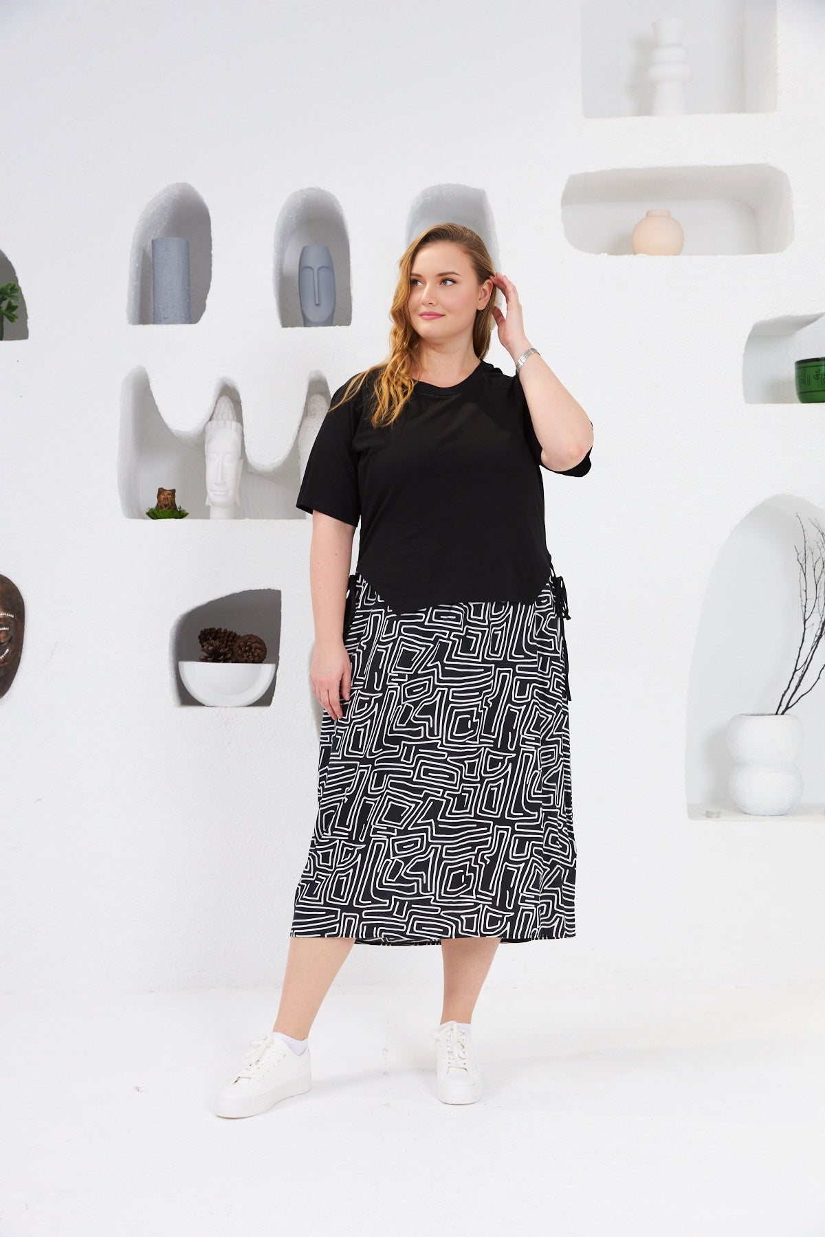 Figurbetontes Kleid aus Viskose mit Schleifen