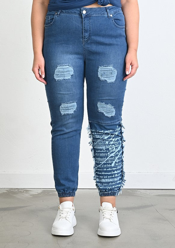 Jeans mit modernen Rissen