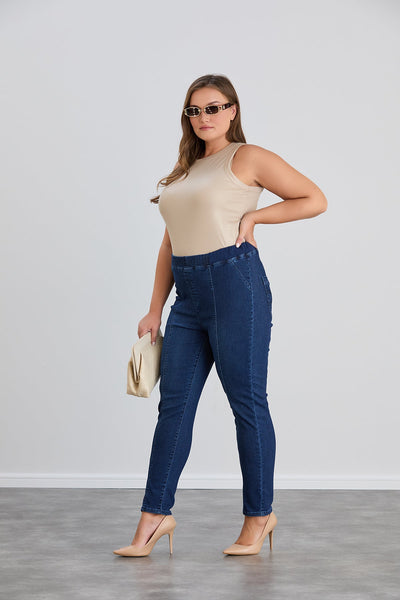 Jeans mit Vordernaht und elastischem Bund – ein stilvoller Begleiter in großen Größen.