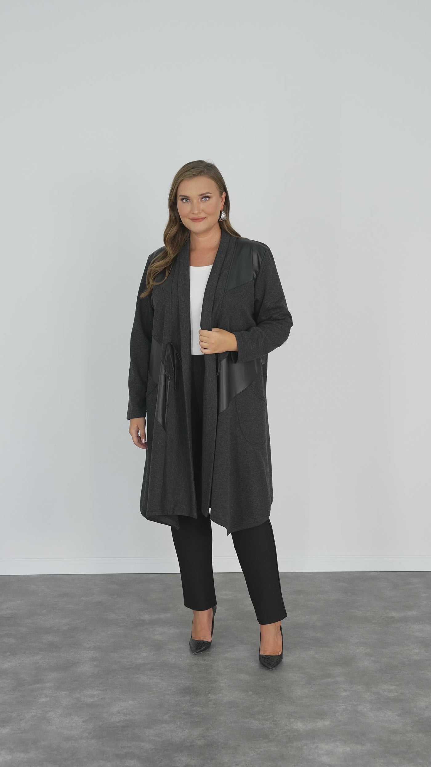 Elegante lange Strickjacke mit Leder und Bindebändern