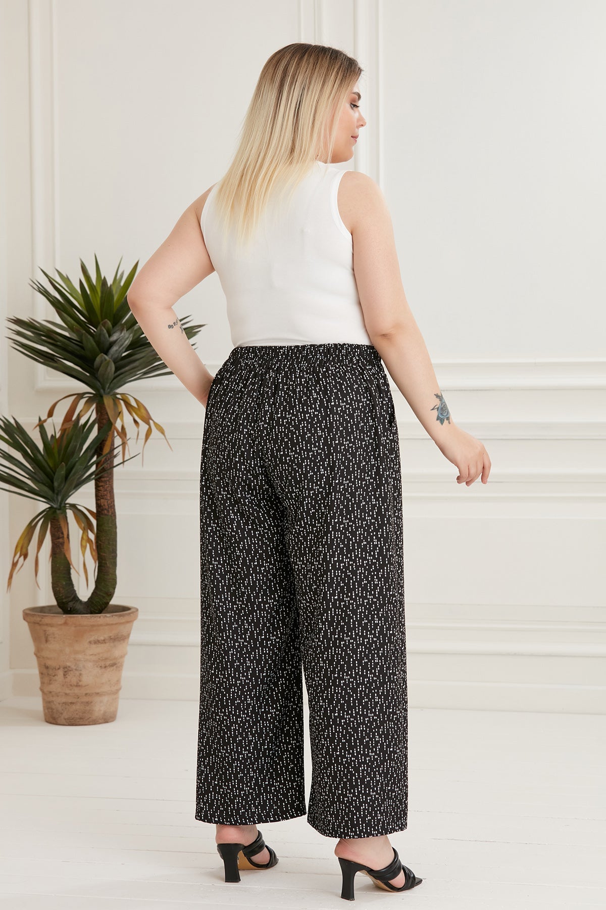 Weite Hose mit Pünktchen-Muster in großen Größen