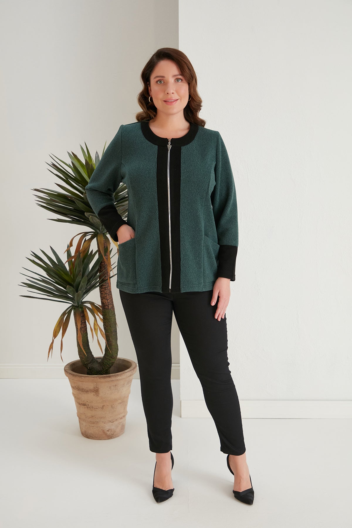 Edle Strickjacke mit Reißverschluss in großen Größen